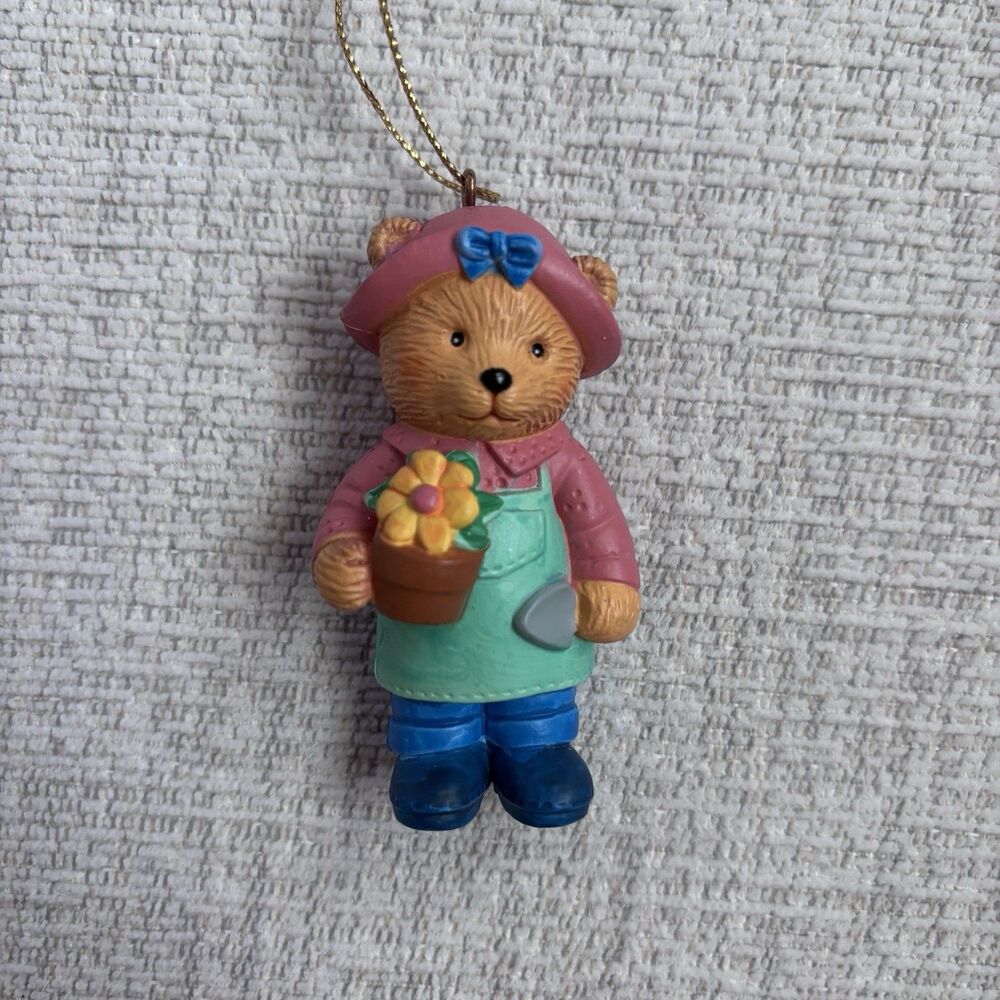 1996 AVON HOBBY GARDENING BEAR 2.5” ORNAMENT (CB2969)